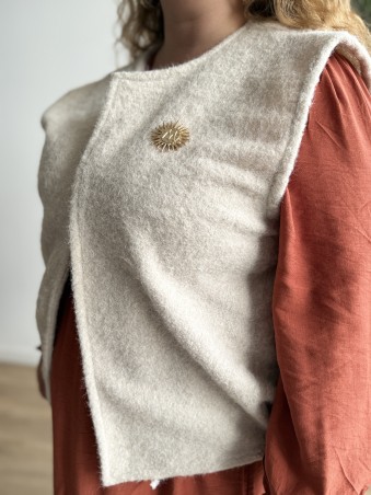 Gilet sans manches avec broche Lucia écru