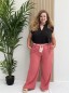 Pantalon fluide rose "Jade" avec ceinture fleurie en tissu