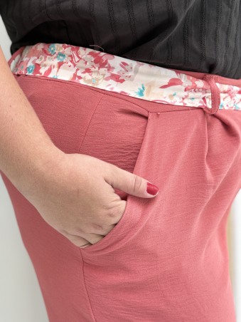 Pantalon fluide rose "Jade" avec ceinture fleurie en tissu