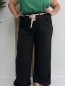 Pantalon fluide noir "Jade" avec ceinture fleurie en tissu