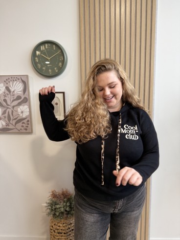 Pull à capuche Cool Mom Club noir