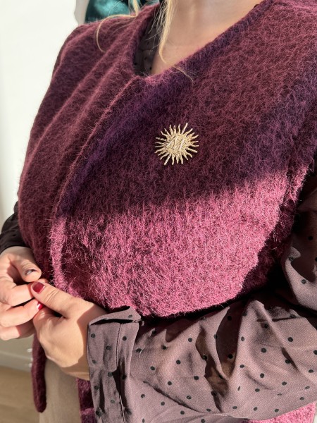 Gilet sans manches avec broche Lucia bordeaux