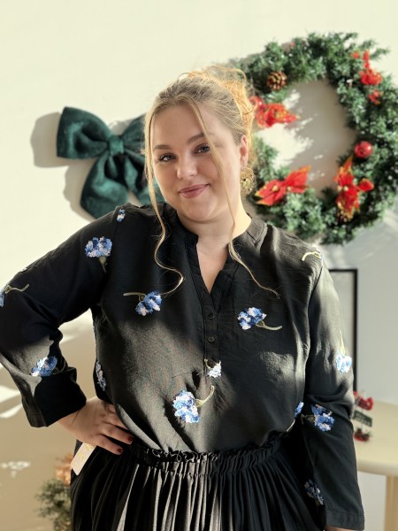 Blouse avec broderie bouquet de fleurs bouclette noir grande taille
