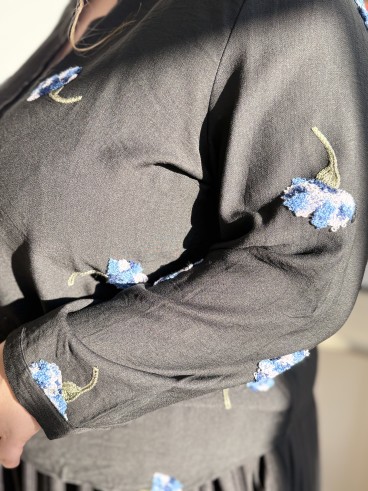 Blouse avec broderie bouquet de fleurs bouclette noir grande taille