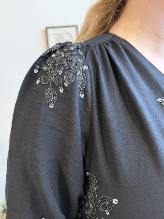 Robe noire broderie corde et sequins