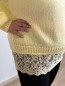 Pull maille dentelle bas jaune