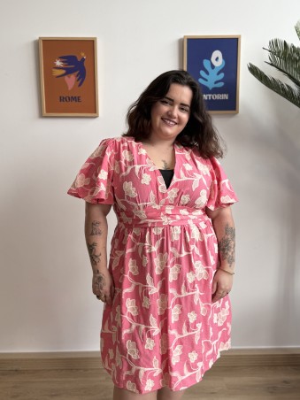 Robe rose courte fluide broderie blanche grande taille