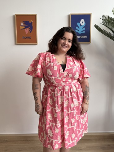 Robe rose courte fluide broderie blanche grande taille