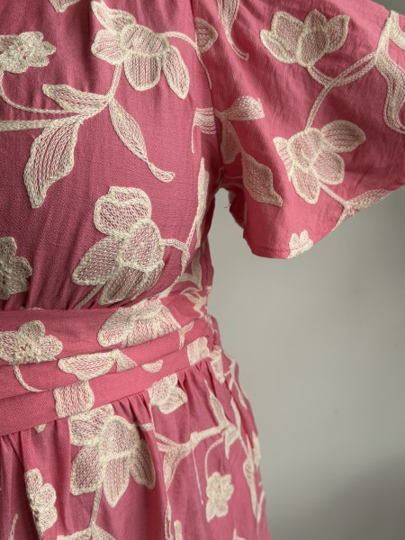 Robe rose courte fluide broderie blanche