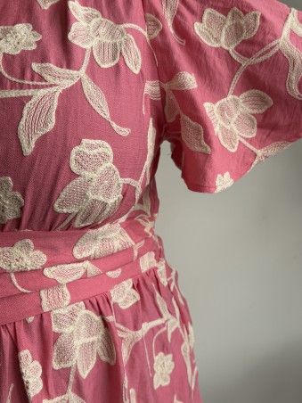 Robe rose courte fluide broderie blanche