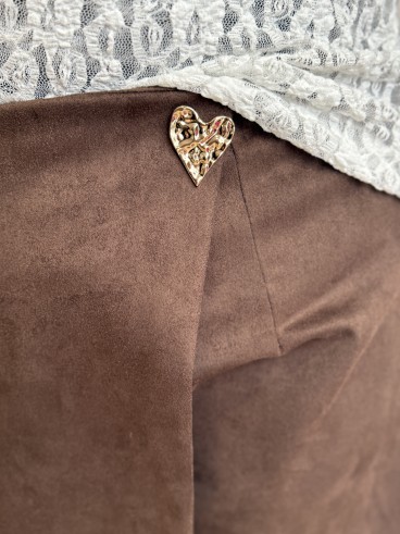 Jupe short feutrine Esmée marron chocolat avec broche coeur grande taille