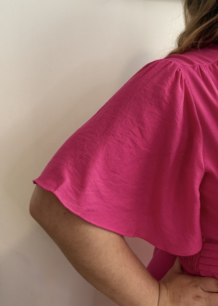 Robe fluide courte ceinture plissée fuschia