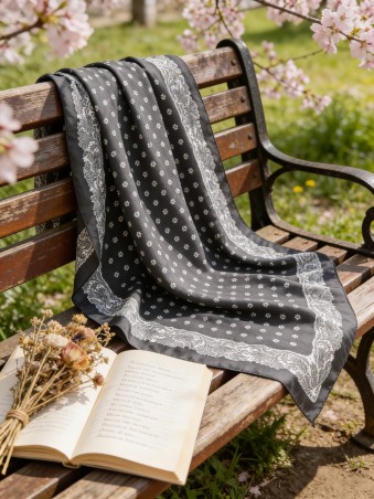 Carré effet soie 70x70cm marguerites noir