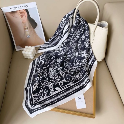 Carré effet soie 70x70cm fleurs et pois noir