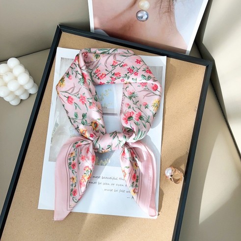 Carré effet soie 70x70cm fleurs sur tige rose