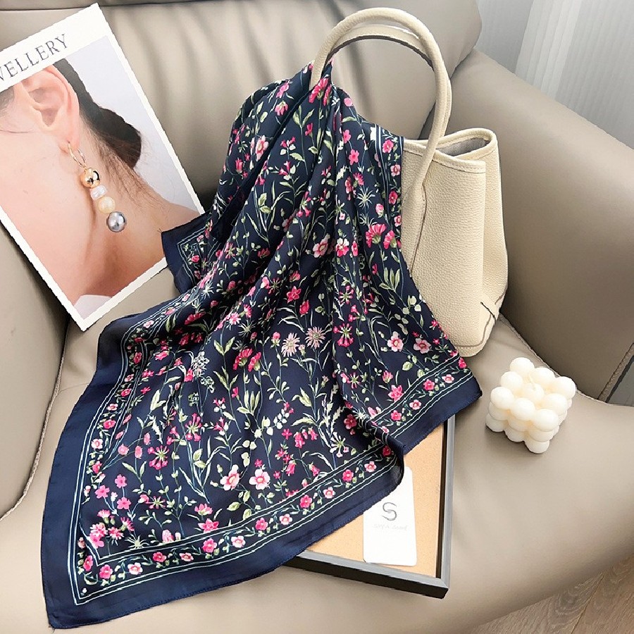 Carré effet soie 70x70cm fleurs sur tige marine