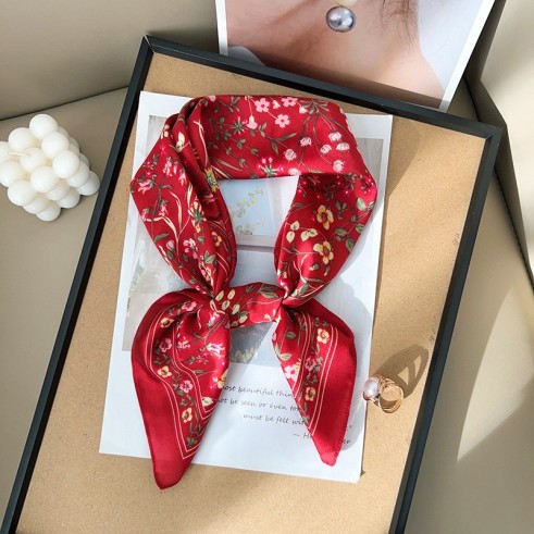 Carré effet soie 70x70cm fleurs sur tige rouge