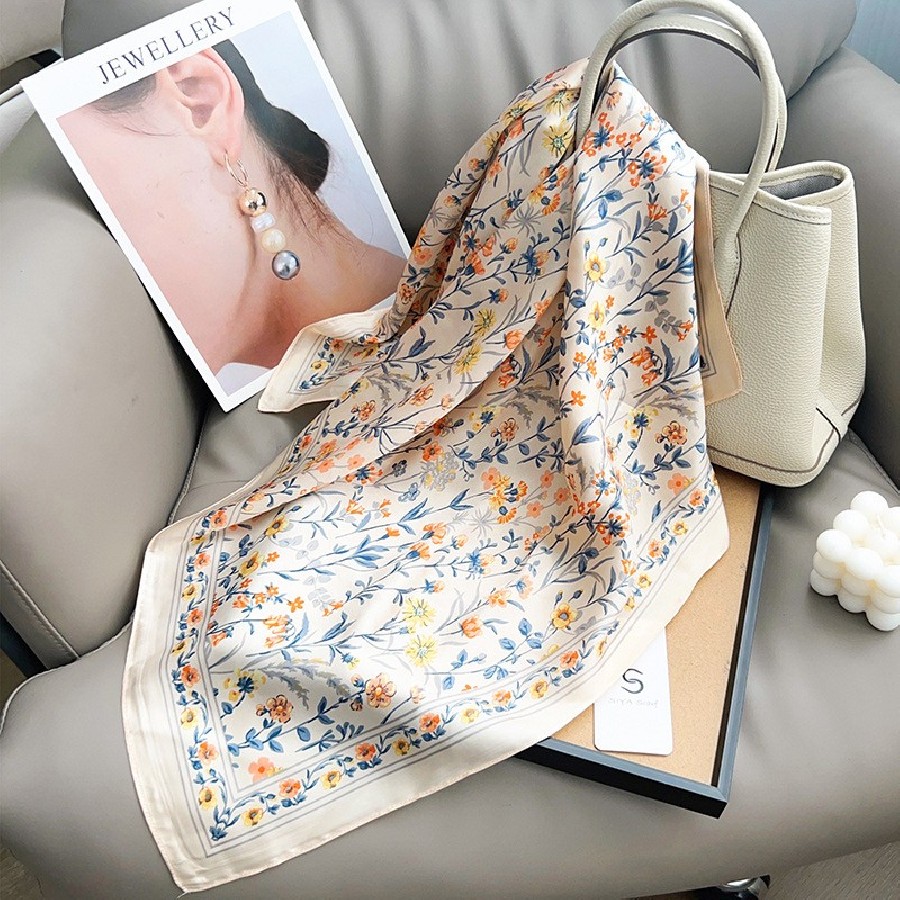 Carré effet soie 70x70cm fleurs sur tige beige