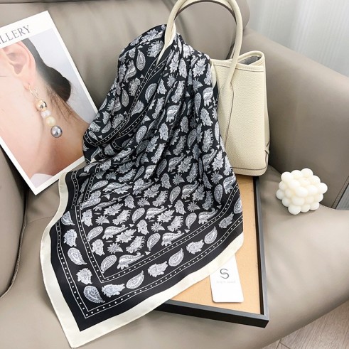 Carré effet soie 70x70cm virgule noir