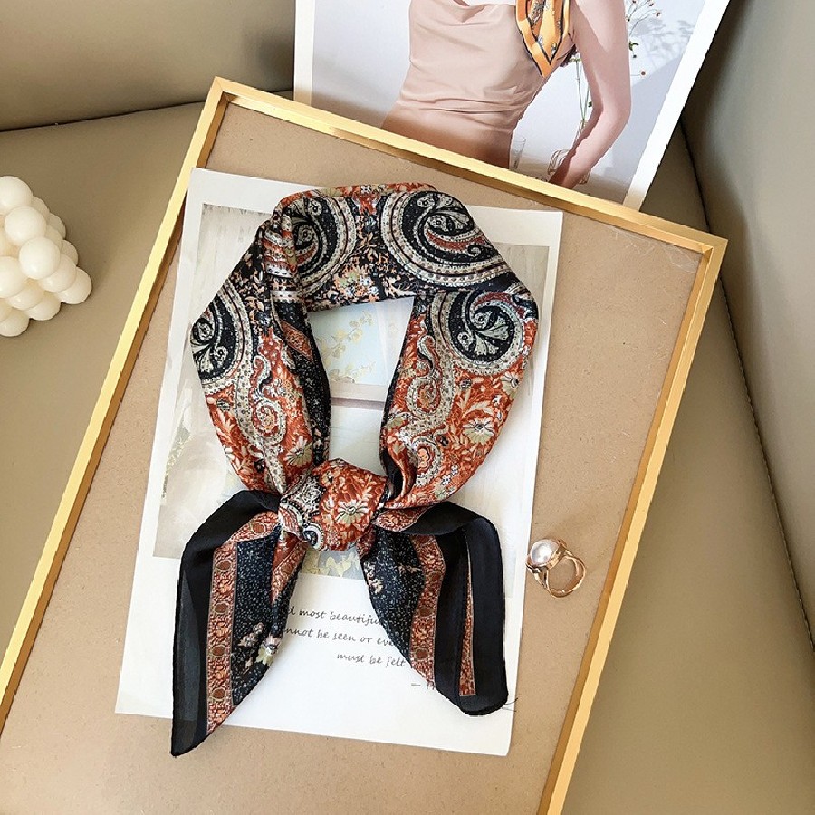 Carré effet soie 70x70cm tableau noir