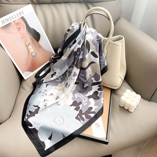 Carré effet soie 70x70cm fleurs colorées noir