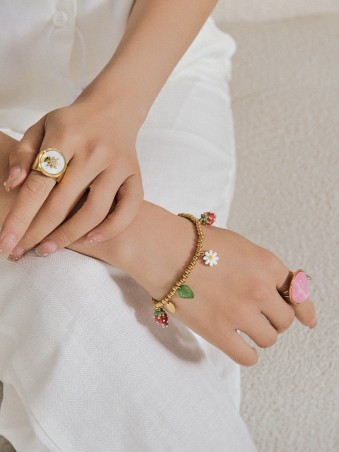Bracelet doré breloques fraises et marguerites