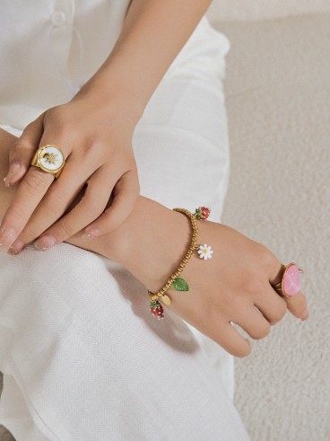Bracelet doré breloques fraises et marguerites