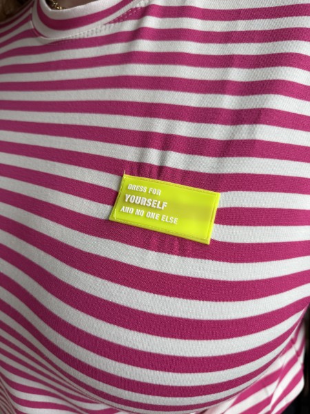 Tee Shirt à rayures étiquette fluo fuschia