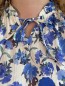 Blouse fleurie col noué bleu