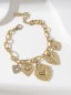 Bracelet doré avec 5 coeurs multi-taille