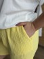 Short en gaze de coton jaune Short en gaze de coton jaune