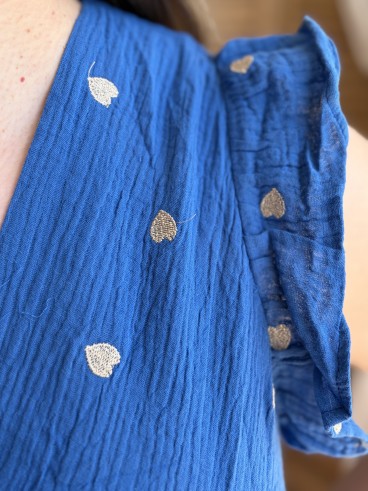 Robe courte en gaze de coton à cœurs dorés bleue grande taille