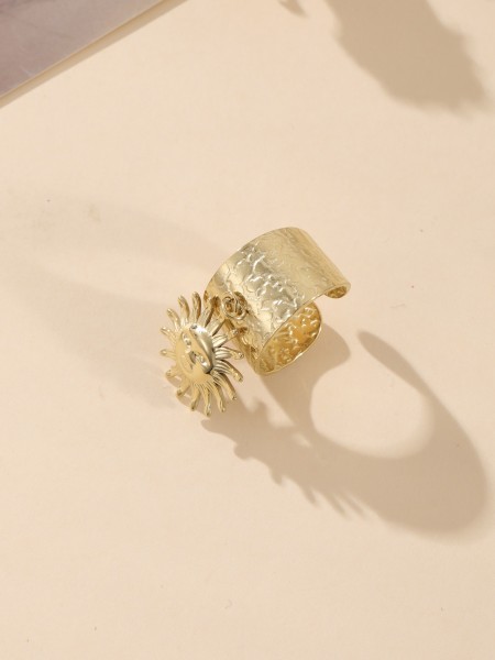 Bague dorée avec breloque soleil