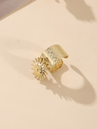 Bague dorée avec breloque soleil