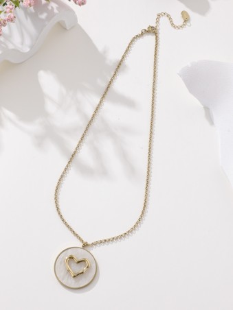 Collier doré avec pendentif coeur sur effet marbré