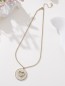 Collier doré avec pendentif coeur sur effet marbré