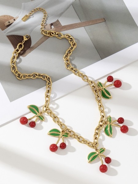 Collier doré avec cerises