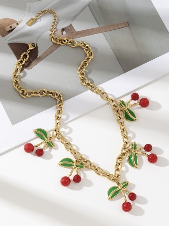 Collier doré avec cerises