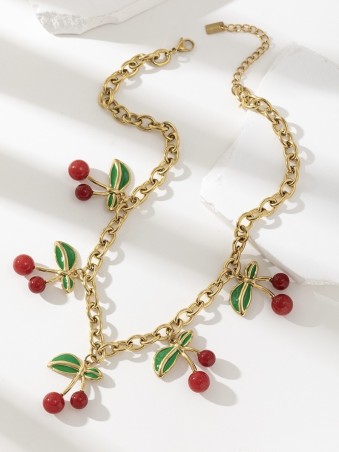 Collier doré avec cerises
