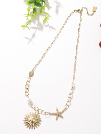 Collier doré avec étoile et soleil