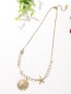 Collier doré avec étoile et soleil
