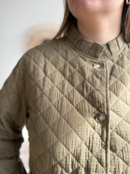 Veste matelassée à volants kaki