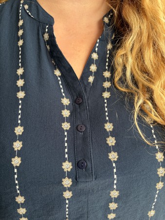 Blouse Agathe à motifs brodés bleu