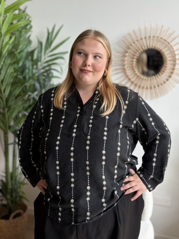 Blouse Agathe à motifs brodés noir - grande taille