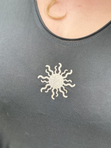 Top noir imprimé soleil doré