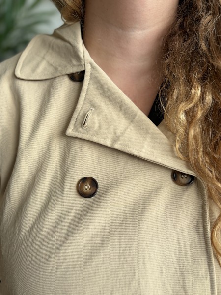 Trench court à capuche beige