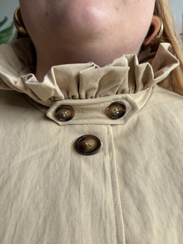 Trench court à col volanté beige - grande taille