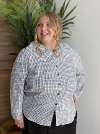Chemise Adèle à carreaux et col Claudine bleue - grande taille