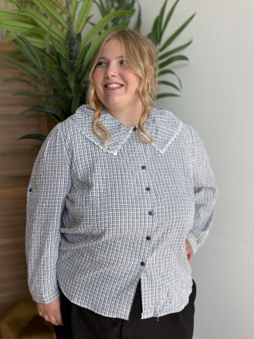 Chemise Adèle à carreaux et col Claudine bleue - grande taille