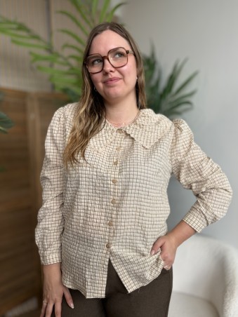 Chemise Adèle à carreaux et col Claudine beige - grande taille
